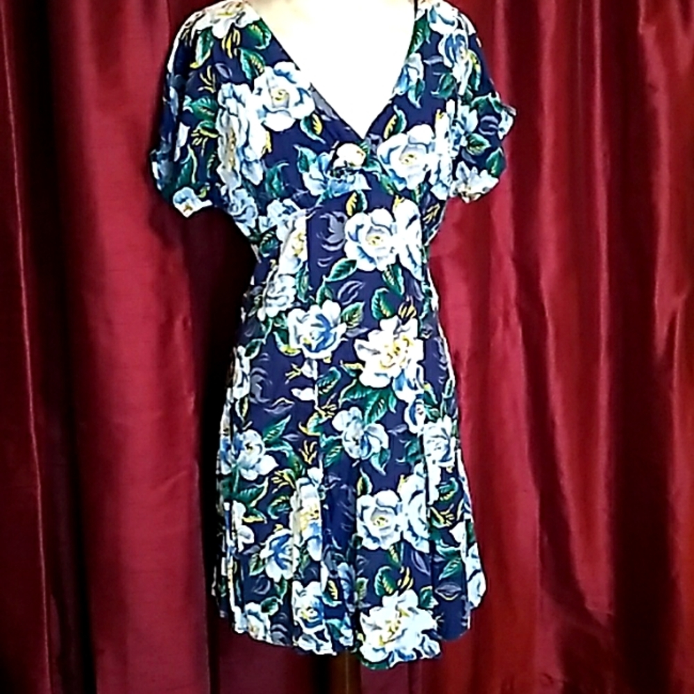 Donating may 2022, vintage 80s does 40s rayon floral dress